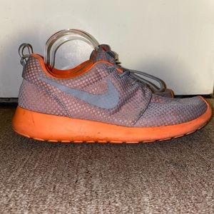 nike roshe run size 11 Men Orange Preowned